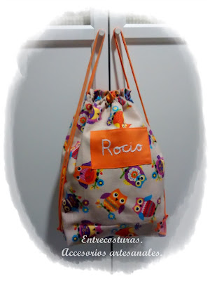 Mochila loneta búhos naranja Rocío. Entrecosturas. Accesorios artesanales.