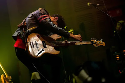 sebastián cordova tocando el bajo