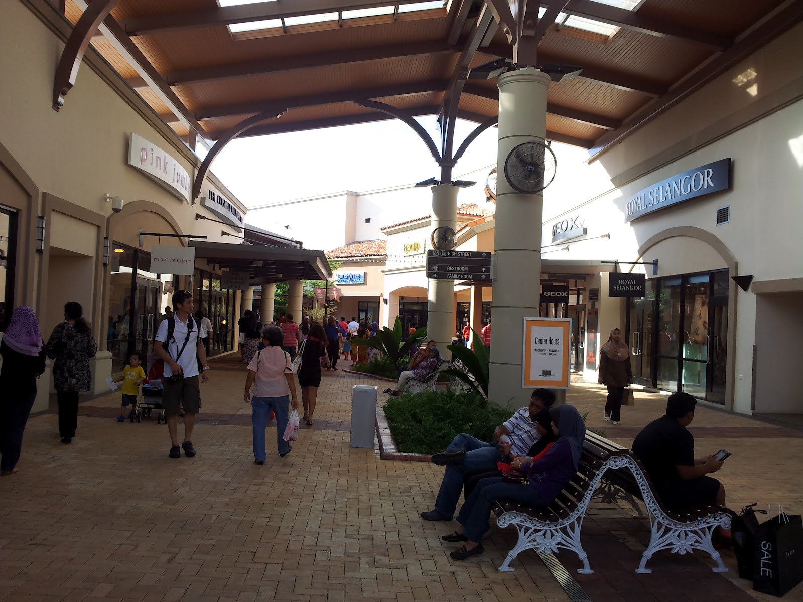 johor premium outlet terletak tepi lebuhraya senai johor bahru setiap 