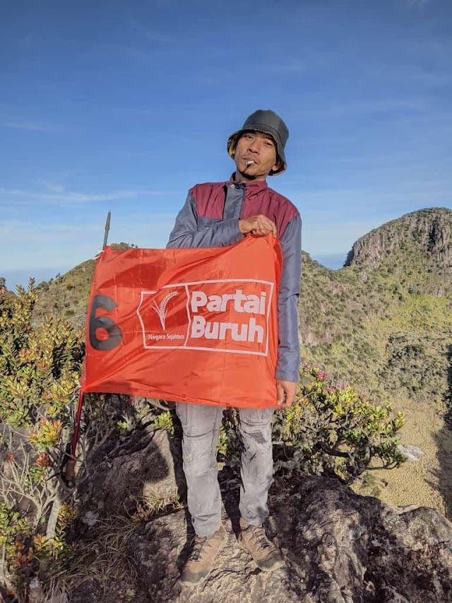 Erwin (Cente), Relawan MNC Kibarkan Bendera Partai Buruh di Puncak Sumbing