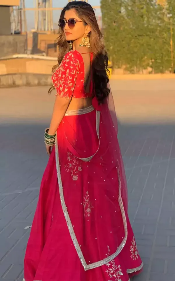 nidhi shah red saree