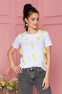 Tricou Feather alb cu insertii stralucitoare si pene galbene 