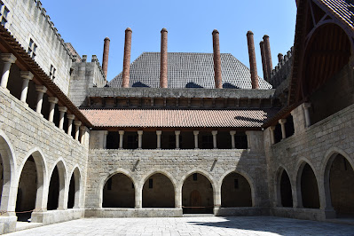 Pátio interior do Paço dos Duques de Bragança em Guimarães