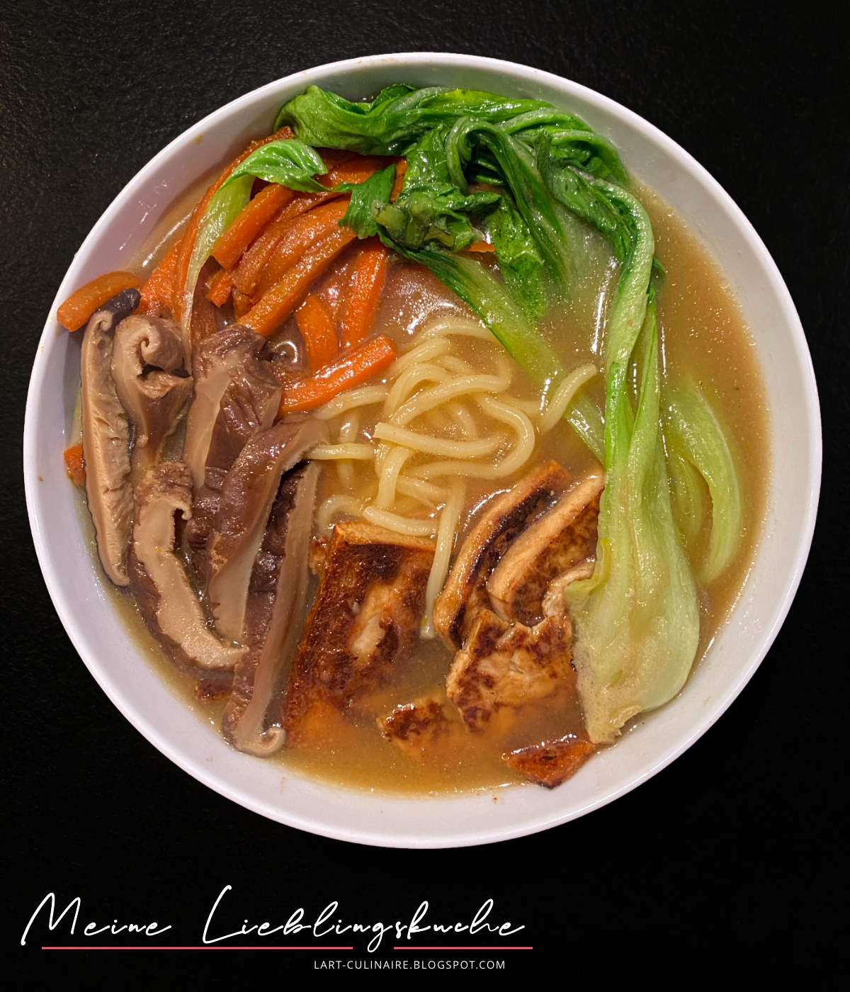 vegane Ramen-Suppe mit Pilzen, Karotten, Tofu und Pak Choi