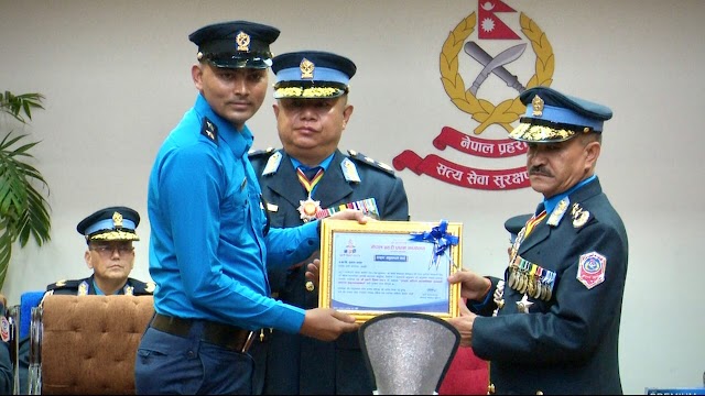 पुलिस उप निरीक्षक सुभाष यादव को 'सर्वश्रेष्ठ अनुसंधानकर्ता' पुलिस के रूप में प्रहरी महानिरीक्षक नेपाल सरकार वसंत बहादुर कुंवर के द्वारा सम्मानित किया गया