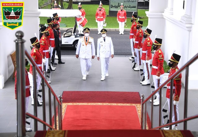 Gubernur - Wakil Gubernur Sumatera Barat Mahyeldi - Audy Joinaldy Resmi Dilantik Presiden Jokowi