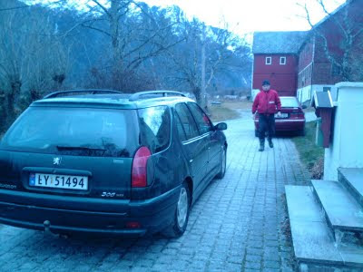 Pappa på tur inn etter å ha vasket bilene våre.