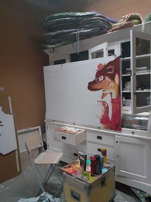 Decoronderdelen en stoffen handpoppen in opbouw voor de kindervoorstelling Help! Een verrassing (2023), ontworpen door Johannes ZomerVijver met karton, stof en hout – vrolijk en fantasierijk. / Scenic elements and fabric puppets in progress for the children's play Help! A Surprise (2023), designed by Johannes ZomerVijver using cardboard, fabric and wood – cheerful and imaginative. / Bühnenbild-Elemente und Stoffpuppen im Entstehen für das Kindertheaterstück Hilfe! Eine Überraschung (2023), gestaltet von Johannes ZomerVijver mit Karton, Stoff und Holz – fröhlich und fantasievoll.