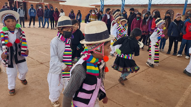 Mehr als 200 Schüler haben dank unserer lieben Spender Schulmaterialien in der Bildungseinheit von Tomaycuri - Potosí - Bolivien erhalten. Auch der Regen und die einsetzende Kälte konnten das nicht verhindern. Die Schüler und Lehrer der ganzen Schule haben sich mit Tanzvorführungen für die Schulmaterial Spenden bei mir und natürlich ganz besonders bei den Spendern bedankt.