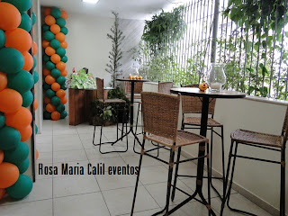 mesa bistro, banquetas palha, balões verde laranja, festa infantil, decoração, vela