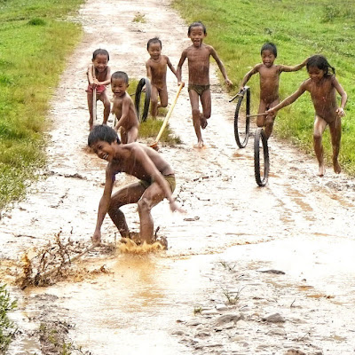 Trabajando en un Mar verde - Fotos de Laos de Ben Visbeek