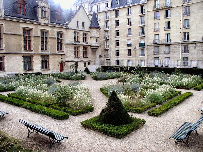 From Paris with Love: Vignette: Garden Makeover at lHotel de Sens