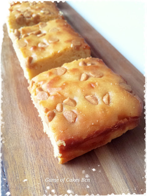 Brownie de chocolate blanco, blondie con chips de manterquilla de cacahuete