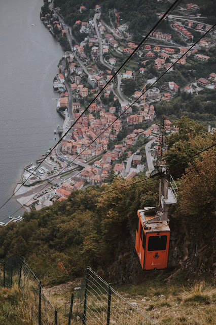 Vista da estação do funicular, com funicular a descer, e Pigra ao fundo