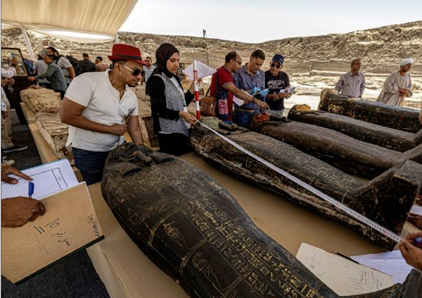 Archéologie : L'Egypte dévoile des statues et sarcophages découverts à Saqqara