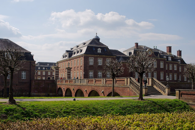 Das Schloss und ein Zugang über den Wassergraben