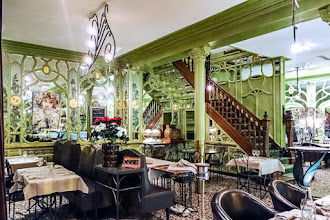 Paris : Ancien Grand Bouillon Camille Chartier, devenu Bouillon Racine, un restaurant Belle Epoque, un décor Art Nouveau classé - VIème