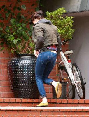 Kristen was spotted outside her house wearing J Brand 901 Denim Leggings 