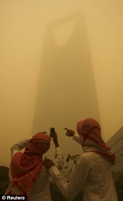 The moment an awe-inspiring desert storm engulfed the Saudi capital Seen On www.coolpicturegallery.net