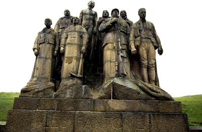 Guerre 14-18. Les morts de Pîtres - Les fantômes, de Paul Landowski, monument érigé à la mémoire des soldats morts ou disparus pendant la seconde bataille de la Marne. Les hommes, les yeux fermés, cherchent leurs camarades disparus autour du spectre de la mort sortant de son linceul.