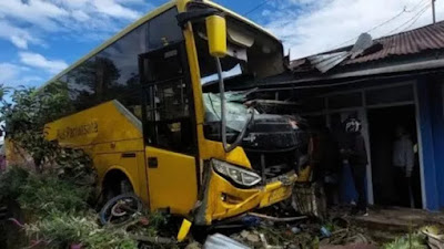 Bus Bermuatan Puluhan Pelajar Tabrak Rumah Warga di Jalan Bukittinggi-Padang, 4 Orang Luka-luka