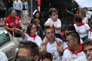 Cientos de personas reciben las fiestas de Rontegi en una marcha a ritmo de batucada