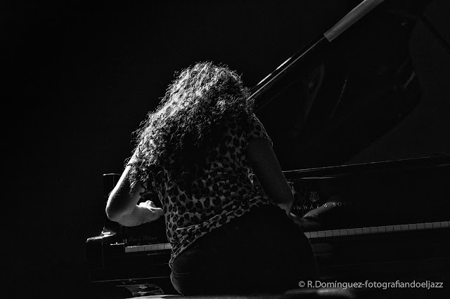 © R.Domínguez - Sylvie Courvoisier Trio