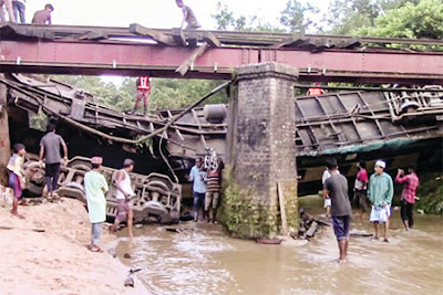 ট্রেন দুর্ঘটনা, স্থানীয়দের ময়নাতদন্ত: ব্রিজ নয় লাইন-জয়েন্ট পয়েন্টেই ছিল সমস্যা by ইমাদ উদ দীন