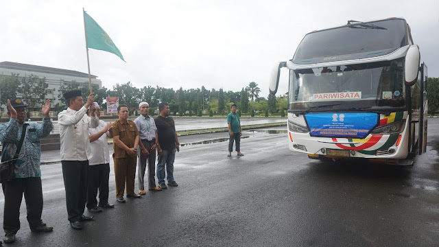 Wabup Risnawanto Lepas Peserta Muktamar Muhammadiyah dan Aisyiyah ke-48 Perwakilan Pasbar ke Surakarta