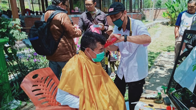 Maman, Sapaan Akrab  Anggota DPRD Kota Salatiga Lakukan Reses Dengan Cara Unik - Peserta Yang Hadir Potong Rambut