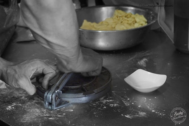 Proses pembuatan Taco secara manual di Taco Beach Grill Seminyak 