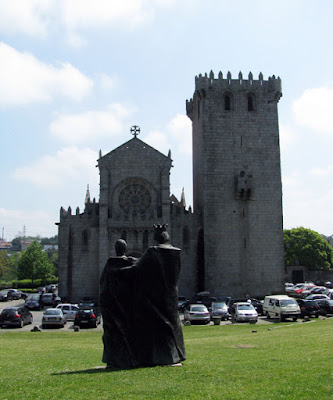 duas estátuas em frente à igreja gótica