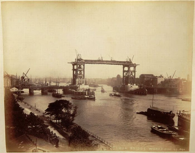 Rare photos of london bridge