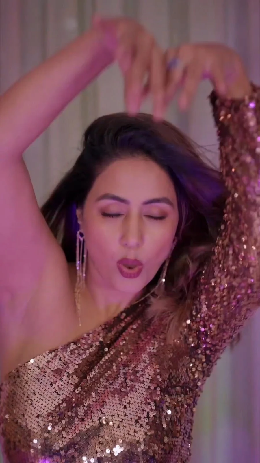 hina khan golden dress hot dance besharam rang