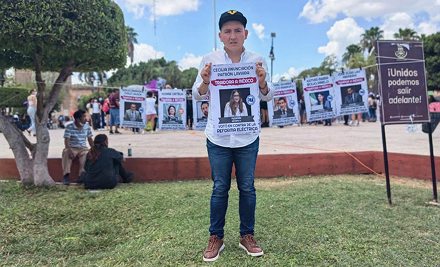 Colocan en la Plaza Grande de Mérida tendedero "traidores a la Patria"