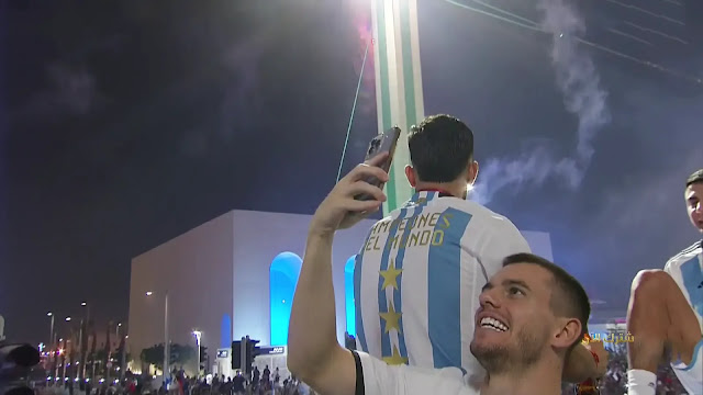 اللاعبين الأرجنتينيين اخد صور بهاتف الأيفون