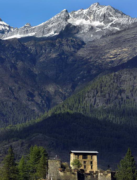 
Sementara    beberapa orang mungkin berpikir jika Tibet sebagai surga tercemar,    sepupunya, Bhutan, justru jauh lebih bersih