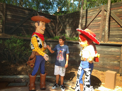 Minha criança de 11 anos curtindo Toy Story em Orlando