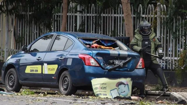 Hari ini Ahad (28/3), Bom meledak di Gereja Katedral Makassar. Polisi menyatakan bom yang meledak merupakan bom bunuh diri. Belum diketahui, motif dan tujuan pelaku Bom bunuh diri, soal Bom Bunuh diri juga masih perlu diperinci lagi.