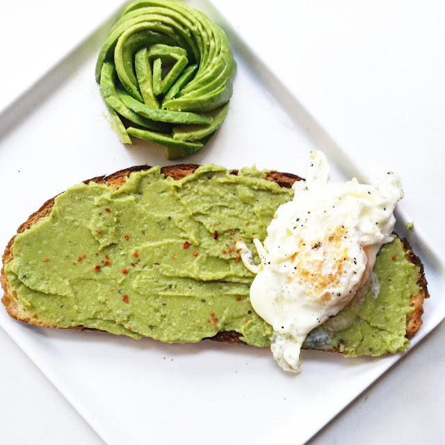 una rosa de rodajas de aguacate y tostada de puré de aguacate con huevo