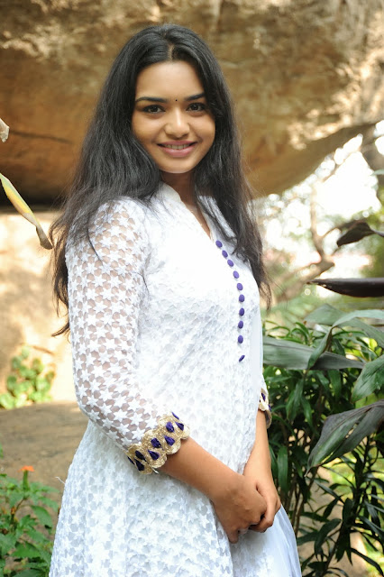 Yamini telugu actress latest beautiful pics