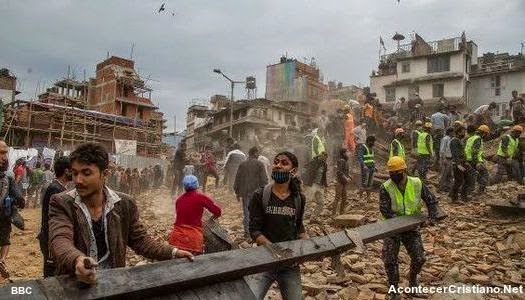 Fuerte terremoto de 7,9 grados en Nepal deja más de 1.800 muertos