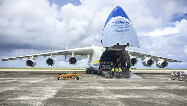 Antonov An-225'e kargo yüklemesi yapılıyor.