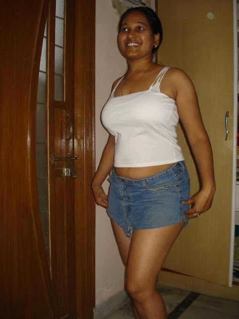 Hot south indian tamil Aunty Kambi kadakal Hot Sexy tight jeans shirts 