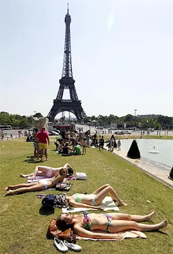 パリ市内で日光浴する人々