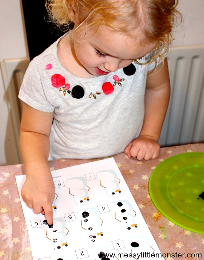 Snowman counting activity. A fun fingerprint counting idea for toddlers and preschoolers