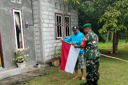 Babinsa Yudi Teguh Himbau Warga Binaan untuk Memasang Bendera Merah Putih di Depan Rumah 