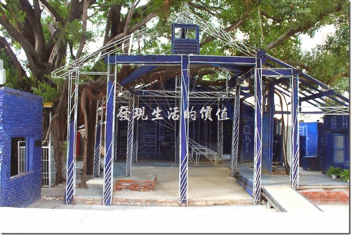 台南-西門路上司法宿舍群的藍晒圖2.0。台南市海安路上的「藍晒圖」是許多遊客對台南市的印象之一，不過於2014.02.24塗白讓不少人惋惜，還好台南市政府與文創藝術家一直尋找新的地點，終於在2014.12.05於西門路上的原「司法宿舍」重生。