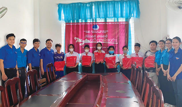 Hội LHTN Việt Nam Phường 1 trao quà cho các học sinh  có hoàn cảnh khó khăn tại xã Ngũ Hiệp. (Ảnh: TM)