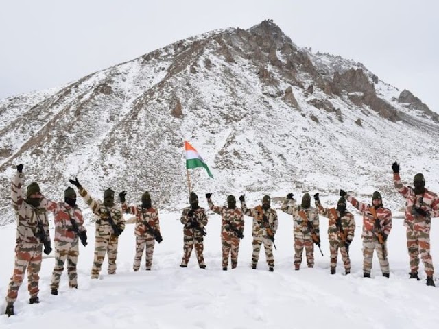 देशभर में गणतंत्र दिवस का जश्न:ITBP के जवानों ने माइनस 25 डिग्री तापमान में तिरंगा फहराया; संघ प्रमुख भागवत ने भी किया ध्वजारोहण